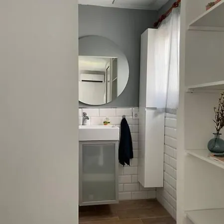 Con Jardin Cerca Playa Y A 15 Min De Plaza Catalunya En Tren 산트 아드리아 데 베소스
